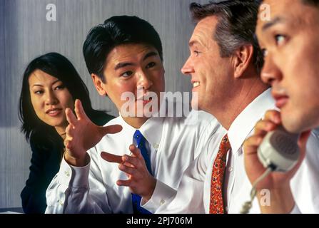 1996 STORICI LAVORATORI DELL'UFFICIO EUROPEO ASIATICO IN RIUNIONE INTORNO AL TAVOLO Foto Stock