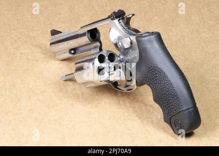 La pistola compatta revolver, in acciaio inox j-frame M60 pistola anteriore sinistra vista laterale, cilindro aperto con 1 giro può essere utilizzato in russo gioco roulette. Foto Stock