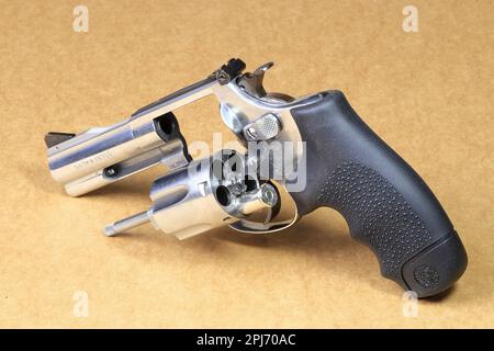 La pistola compatta revolver, in acciaio inox j-frame M60 pistola anteriore sinistra vista laterale, cilindro aperto con 1 giro può essere utilizzato in russo gioco roulette. Foto Stock