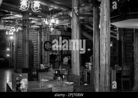 Interni in stile caffetteria in legno. Caffè fatto di tronchi di legno. Foto Stock