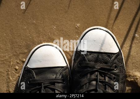 Sneaker da donna con vista dal fondo di sabbia Foto Stock