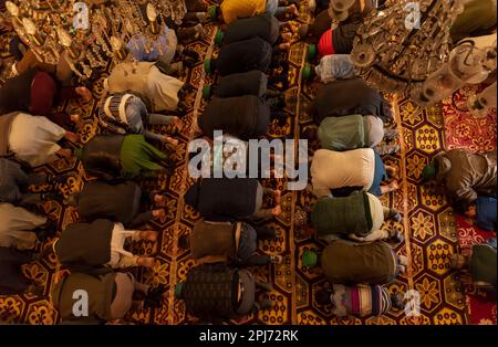31 marzo 2023, Srinagar, Jammu e Kashmir, India: I musulmani di Kashmiri offrono le preghiere di venerdì il nono giorno del mese islamico di Ramadan a Srinagar. (Credit Image: © Idrees Abbas/SOPA Images via ZUMA Press Wire) SOLO PER USO EDITORIALE! Non per USO commerciale! Credit: ZUMA Press, Inc./Alamy Live News Foto Stock