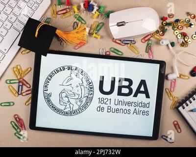 In questa illustrazione, il logo dell'Università di Buenos Aires (UBA) è visualizzato su un tablet. Foto Stock