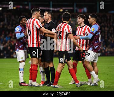 Burnley, Regno Unito. 31st Mar, 2023. I giocatori di Sunderland sostengono a Referee jarred Gillett che Nathan Tella di Burnley si è tuffato nel box durante la partita del Campionato Sky Bet al Turf Moor di Burnley. Il credito dell'immagine dovrebbe essere: Gary Oakley/Sportimage Credit: Sportimage/Alamy Live News Foto Stock