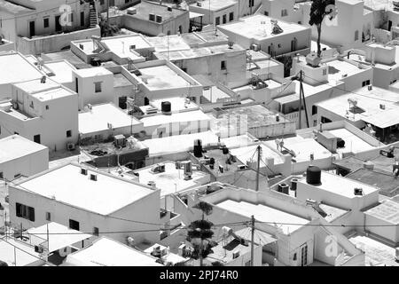 Vista dall'alto degli edifici residenziali imbiancati e delle case di iOS Greece in bianco e nero Foto Stock