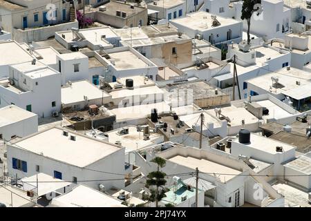 Vista dall'alto degli edifici residenziali imbiancati e delle case di iOS Greece Foto Stock