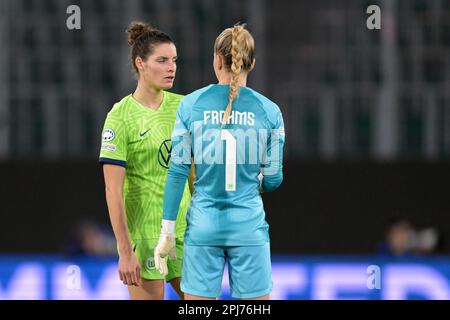 WOLFSBURG - (l-r) Dominique Janssen di VFL Wolfsburg Women, portiere di VFL Wolfsburg Merle Frohms durante la partita di quarti di finale della UEFA Champions League per le donne tra VFL Wolfsburg e Parigi Saint Germain alla VFL Wolfsburg Arena il 30 marzo 2023 a Wolfsburg, Germania. AP | Dutch Height | Gerrit van Cologne Foto Stock