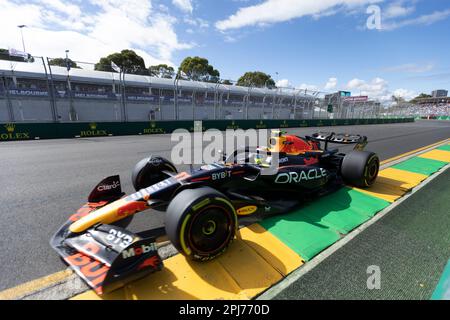 Melbourne, Australia. 31st Mar, 2023. Sergio Perez del Messico guida la (11) Oracle Red Bull Racing RB19 durante le prove in vista del Gran Premio d'Australia F1 sul circuito di Albert Park Grand Prix. Credit: SOPA Images Limited/Alamy Live News Foto Stock