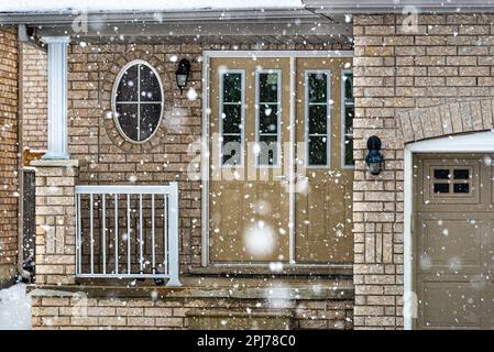 Inverno, nevica. Un'atmosfera meravigliosa nell'architettura canadese delle case a singola famiglia. Foto Stock