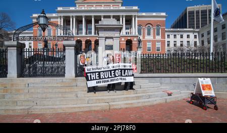 Accusa di Trump: 31 marzo 2023, Boston, ma, USA: Un piccolo gruppo di sostenitori di mezza età della persecuzione degli ex Stati Uniti Il presidente Donald Trump si è riunito sui gradini della Massachusetts state House nel centro di Boston a mezzogiorno di venerdì. Credit: Chuck Nacke/Alamy Live News Foto Stock