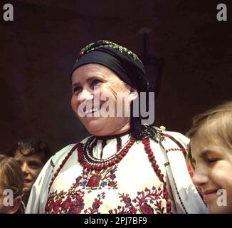 Contea di Sibiu, Romania, circa 1977. Ritratto di una donna locale che indossa i tradizionali indumenti folcloristici fatti a mano. Foto Stock