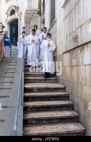 Salvador, Bahia, Brasile - 08 dicembre 2022: Sacerdoti e seminaristi scendono le scale della chiesa durante una messa all'aperto in onore di Nossa Senhora Foto Stock