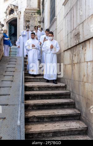 Salvador, Bahia, Brasile - 08 dicembre 2022: Sacerdoti e seminaristi scendono le scale della chiesa durante una messa all'aperto in onore di Nossa Senhora Foto Stock