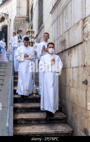 Salvador, Bahia, Brasile - 08 dicembre 2022: Sacerdoti e seminaristi scendono le scale della chiesa durante una messa all'aperto in onore di Nossa Senhora Foto Stock