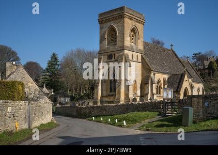 Vecchia torre di pietra della Chiesa di San Barnaba nel villaggio di Snowshill a Cotswolds, Inghilterra Foto Stock