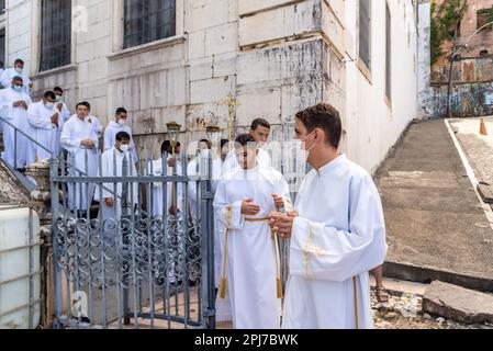 Salvador, Bahia, Brasile - 08 dicembre 2022: Sacerdoti e seminaristi scendono le scale della chiesa durante una messa all'aperto in onore di Nossa Senhora Foto Stock