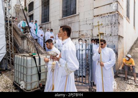 Salvador, Bahia, Brasile - 08 dicembre 2022: Sacerdoti e seminaristi scendono le scale della chiesa durante una messa all'aperto in onore di Nossa Senhora Foto Stock