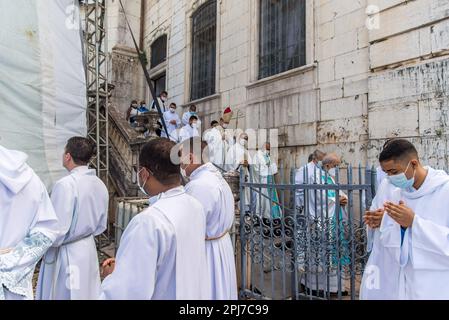 Salvador, Bahia, Brasile - 08 dicembre 2022: Sacerdoti e seminaristi scendono le scale della chiesa durante una messa all'aperto in onore di Nossa Senhora Foto Stock