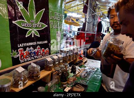 Bangkok, Thailandia. 30th Mar, 2023. Una vista ravvicinata di una stalla di alghe marijuana. Il famigerato quartiere dei divertimenti a luci rosse di Bangkok, Patpong, ha riaperto dalla pandemia del 19. E' riapparso come un mercato notturno di cibo di strada con solo alcuni bar go go rimanenti, 2 strade che offrono anche souvenir, abbigliamento e trinkets. Dal momento che la marijuana è stata legalizzata il 9 giugno, anche i negozi di marijuana hanno aperto nella zona. (Foto di Paul Lakatos/SOPA Images/Sipa USA) Credit: Sipa USA/Alamy Live News Foto Stock