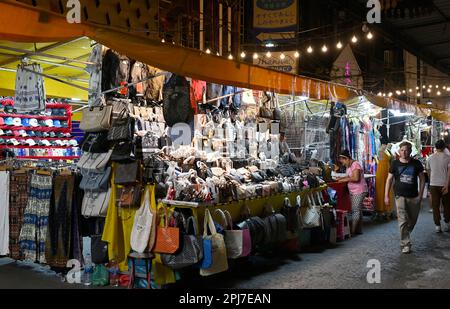 Bangkok, Thailandia. 30th Mar, 2023. Una vista generale di uno stallo di mercato notturno. Il famigerato quartiere dei divertimenti a luci rosse di Bangkok, Patpong, ha riaperto dalla pandemia del 19. E' riapparso come un mercato notturno di cibo di strada con solo alcuni bar go go rimanenti, 2 strade che offrono anche souvenir, abbigliamento e trinkets. Dal momento che la marijuana è stata legalizzata il 9 giugno, anche i negozi di marijuana hanno aperto nella zona. (Foto di Paul Lakatos/SOPA Images/Sipa USA) Credit: Sipa USA/Alamy Live News Foto Stock