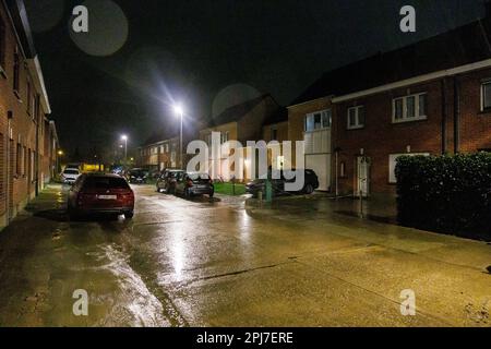 Roeselare, Belgio. 31st Mar, 2023. L'immagine mostra il sito di una situazione di ostaggio nella Spoelstraat a Roeselare, venerdì 31 marzo 2023. una trentina di persone sono state evacuate dalle loro case. BELGA PHOTO KURT DESPLENTER Credit: Belga News Agency/Alamy Live News Foto Stock