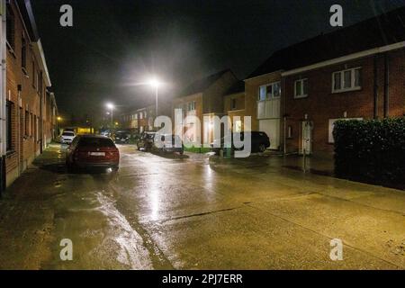 Roeselare, Belgio. 31st Mar, 2023. L'immagine mostra il sito di una situazione di ostaggio nella Spoelstraat a Roeselare, venerdì 31 marzo 2023. una trentina di persone sono state evacuate dalle loro case. BELGA PHOTO KURT DESPLENTER Credit: Belga News Agency/Alamy Live News Foto Stock