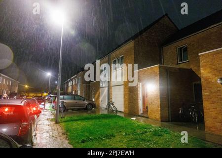 Roeselare, Belgio. 31st Mar, 2023. L'immagine mostra il sito di una situazione di ostaggio nella Spoelstraat a Roeselare, venerdì 31 marzo 2023. una trentina di persone sono state evacuate dalle loro case. BELGA PHOTO KURT DESPLENTER Credit: Belga News Agency/Alamy Live News Foto Stock