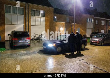 Roeselare, Belgio. 31st Mar, 2023. L'immagine mostra il sito di una situazione di ostaggio nella Spoelstraat a Roeselare, venerdì 31 marzo 2023. una trentina di persone sono state evacuate dalle loro case. BELGA PHOTO KURT DESPLENTER Credit: Belga News Agency/Alamy Live News Foto Stock