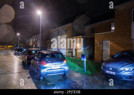 Roeselare, Belgio. 31st Mar, 2023. L'immagine mostra il sito di una situazione di ostaggio nella Spoelstraat a Roeselare, venerdì 31 marzo 2023. una trentina di persone sono state evacuate dalle loro case. BELGA PHOTO KURT DESPLENTER Credit: Belga News Agency/Alamy Live News Foto Stock