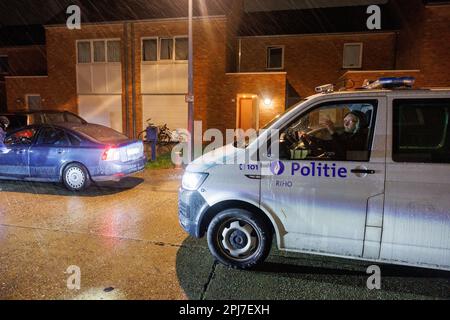 Roeselare, Belgio. 31st Mar, 2023. L'immagine mostra il sito di una situazione di ostaggio nella Spoelstraat a Roeselare, venerdì 31 marzo 2023. una trentina di persone sono state evacuate dalle loro case. BELGA PHOTO KURT DESPLENTER Credit: Belga News Agency/Alamy Live News Foto Stock