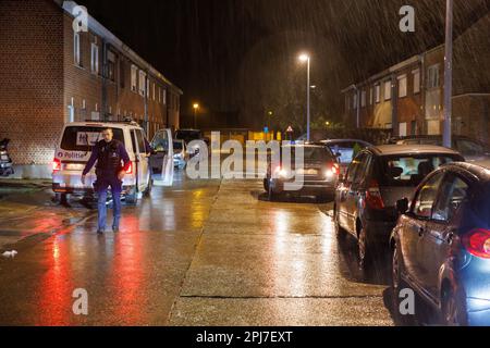 Roeselare, Belgio. 31st Mar, 2023. L'immagine mostra il sito di una situazione di ostaggio nella Spoelstraat a Roeselare, venerdì 31 marzo 2023. una trentina di persone sono state evacuate dalle loro case. BELGA PHOTO KURT DESPLENTER Credit: Belga News Agency/Alamy Live News Foto Stock