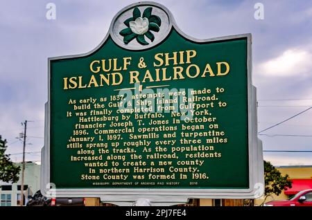 Un segno storico racconta la storia della Gulf & Ship Island Railroad, 29 marzo 2023, a Wiggins, Mississippi. Foto Stock