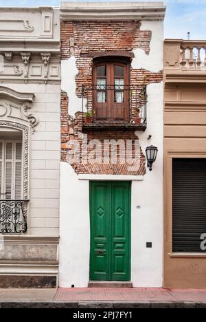 Casa minima, situata nel quartiere iconico di San Telmo a Buenos Aires, è la casa più stretta della città Foto Stock