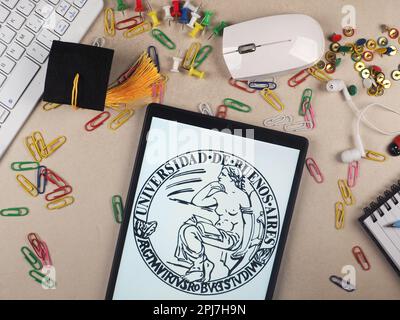 In questa foto, il logo dell'Università di Buenos Aires (UBA) visualizzato su un tablet. Foto Stock