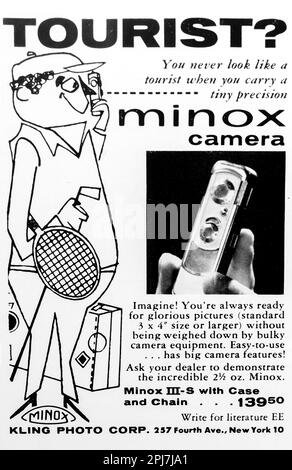 Minox camera spot in una rivista NatGeo giugno 1957 Foto Stock