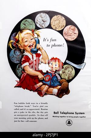 Bell sistema telefonico, una ragazza con un giocattolo che chiama il telefono spot in una rivista NatGeo, febbraio 1958 Foto Stock