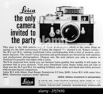 Spot Leica camera in una rivista NatGeo, novembre 1959 Foto Stock