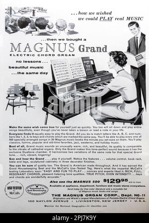 Magnus Grand electric home organ advert in a NatGeo magazine, novembre 1959 Foto Stock