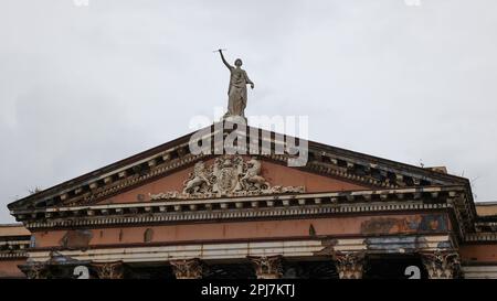 Ex tribunale ora derelitto Irlanda del Nord. Facciata del tribunale portico abbandonato con Lady Justice senza scale, Crumlin Road tribunale Belfast Foto Stock