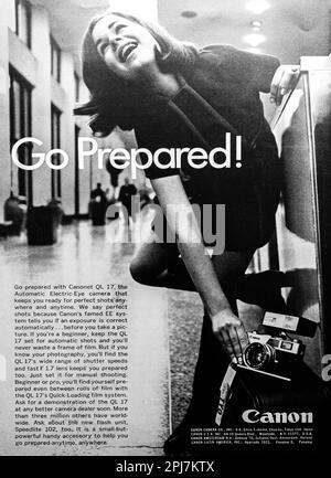 Canon Canonet QL 17 GO ha preparato l'annuncio in una rivista NatGeo, marzo 1969 Foto Stock