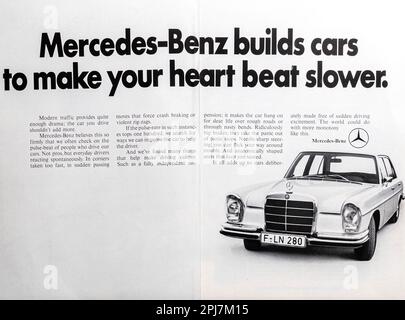Pubblicità Mercedes-Benz su una rivista NatGeo, marzo 1969 Foto Stock