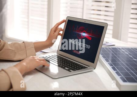 Sistema di sicurezza contro le frodi. Donna che usa un notebook al tavolo bianco, primo piano Foto Stock