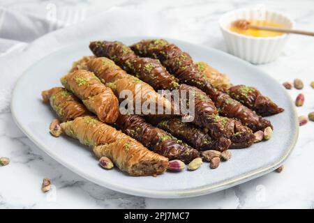 Delizioso baklava con pistacchi su tavola di marmo bianco Foto Stock