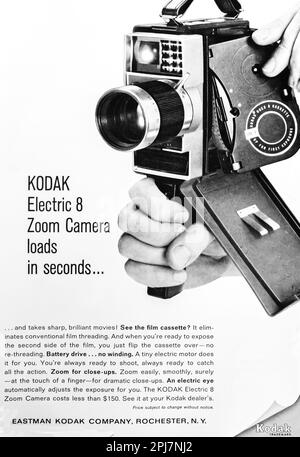 Kodak Electric 8 zoom camera annuncio in una rivista NatGeo, gennaio 1964 Foto Stock