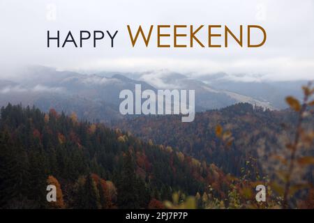 Buon fine settimana. Bellissimo paesaggio di montagna con foresta in autunno giorno nebbia Foto Stock