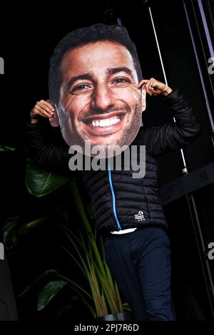 Melbourne, Australia. 01st Apr, 2023. Pierre Gasly (fra) Alpine F1 Team sul palcoscenico Fanzone con un Daniel Ricciardo (AUS) Red Bull Racing Reserve e terzo pilota tagliati in testa. 01.04.2023. Campionato del mondo Formula 1, Rd 3, Gran Premio d'Australia, Albert Park, Melbourne, Australia, Giornata delle Qualifiche. Il credito fotografico dovrebbe essere: XPB/immagini dell'Associazione Stampa. Credit: XPB Images Ltd/Alamy Live News Foto Stock