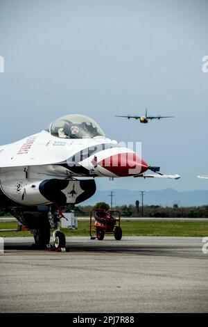 Punto Mugu, Cailf. (18 marzo 2023) negli Stati Uniti Dimostrazione di volo della Marina Squadron, gli Angeli Blu e dagli Stati Uniti Air Force Demonstration Squadron, The Thunderbirds, co-headline il 2023 Point Mugu Air Show Marzo 18-19, presso la base navale Ventura County (NBVC), Point Mugu. (Foto della Marina statunitense di Utilitiesman 2nd Class Nettie M Manfull/rilasciato) Foto Stock