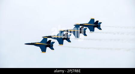 Punto Mugu, Cailf. (18 marzo 2023) negli Stati Uniti Dimostrazione di volo della Marina Squadron, gli Angeli Blu e dagli Stati Uniti Air Force Demonstration Squadron, The Thunderbirds, co-headline il 2023 Point Mugu Air Show Marzo 18-19, presso la base navale Ventura County (NBVC), Point Mugu. (Foto della Marina statunitense di Utilitiesman 2nd Class Nettie M Manfull/rilasciato) Foto Stock