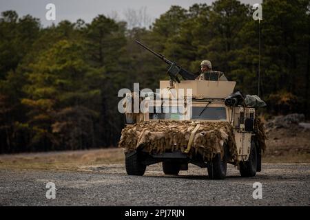 STATI UNITI Soldati dell'esercito, con Delta Company, 1st battaglione, 114th reggimento di fanteria, sparano una mitragliatrice pesante da M2 kg montata da un Humvee durante una missione sul campo presso le Fort Dix Ranges sulla base militare McGuire-Dix-Lakehurst, New Jersey, 25 marzo 2023. Il reggimento di fanteria 1-114th ha avuto un fine settimana di perforazione di quattro giorni in preparazione della rotazione dell'unità al Joint Regional Training Center. (STATI UNITI Foto della Guardia Nazionale militare di SPC. Michael Schwenk) Foto Stock