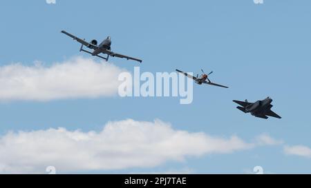 NEGLI STATI UNITI Air Force A-10C Thunderbolt II, F-35A Lightning II e P-51 Mustang volano in una formazione di volo sulla base dell'aeronautica militare Davis-Monthan, Arizona, 24 marzo 2023. I voli Heritage sono volati con gli Stati Uniti attuali ed ex Aerei dell'aeronautica che rendono omaggio agli Airmen, passati e presenti, per il loro servizio e la loro dedizione nel garantire la sicurezza nazionale. (STATI UNITI Foto dell'Aeronautica militare del personale Sgt. Nicholas Ross) Foto Stock